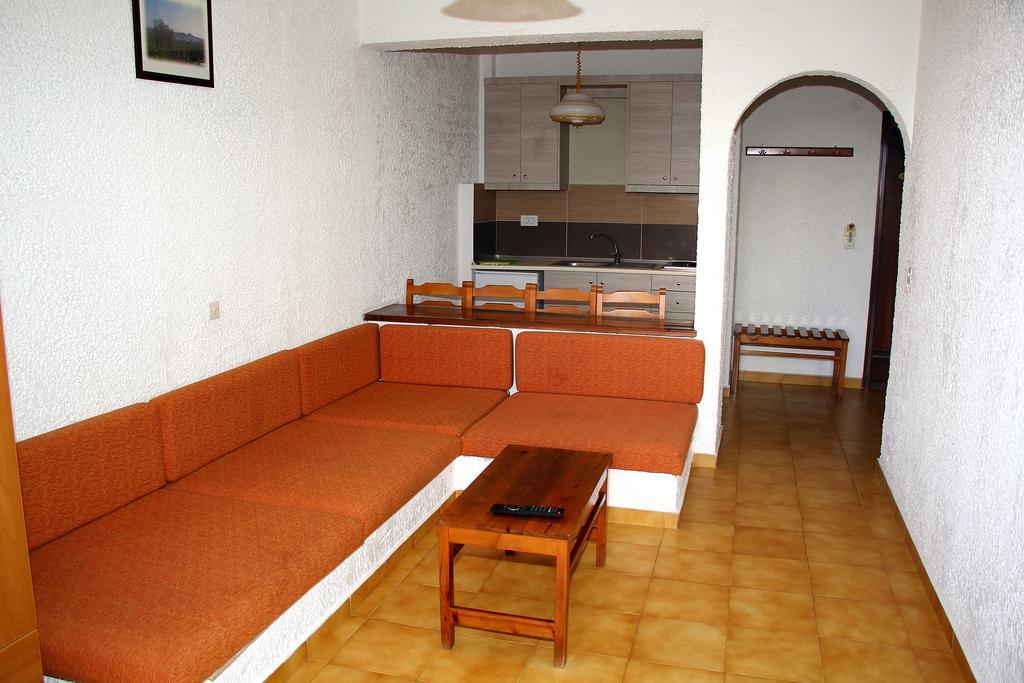 Karavos Hotel Apartments Archangelos  Bilik gambar