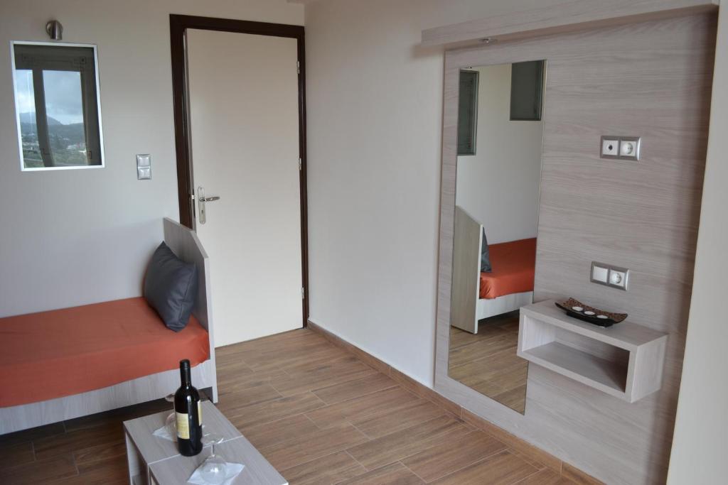Karavos Hotel Apartments Archangelos  Bilik gambar