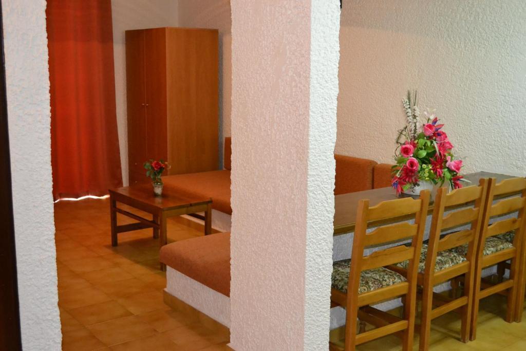 Karavos Hotel Apartments Archangelos  Bilik gambar