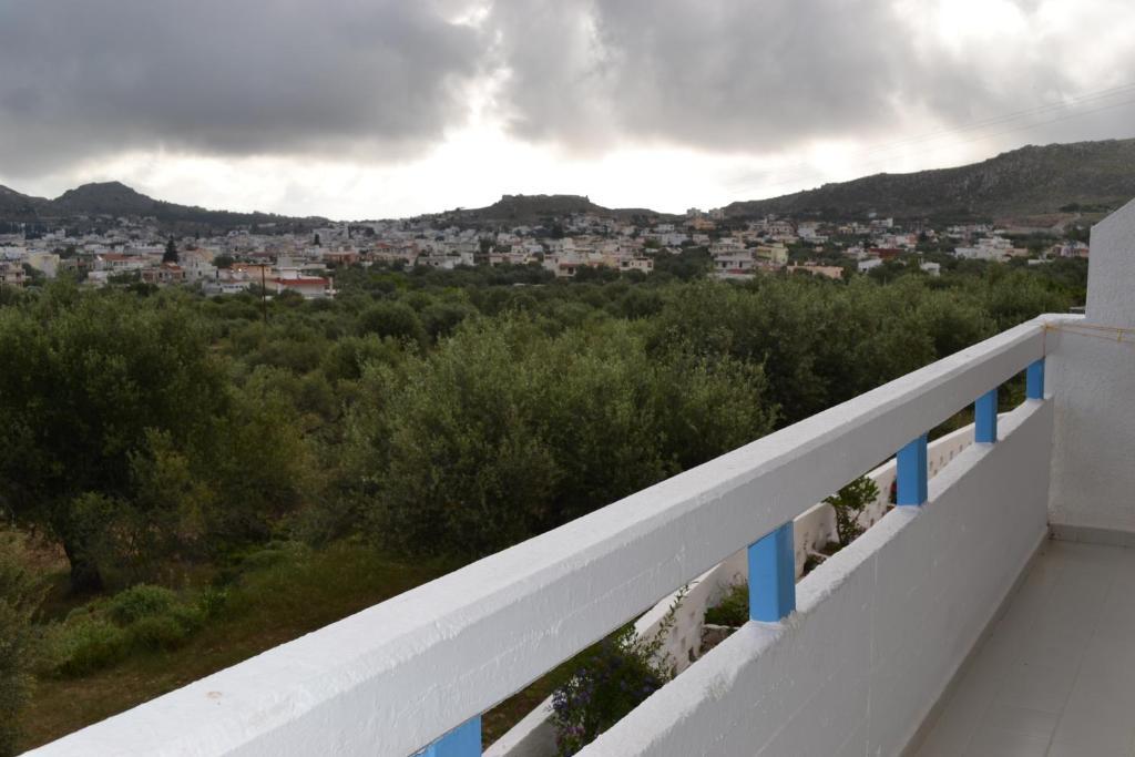 Karavos Hotel Apartments Archangelos  Bilik gambar